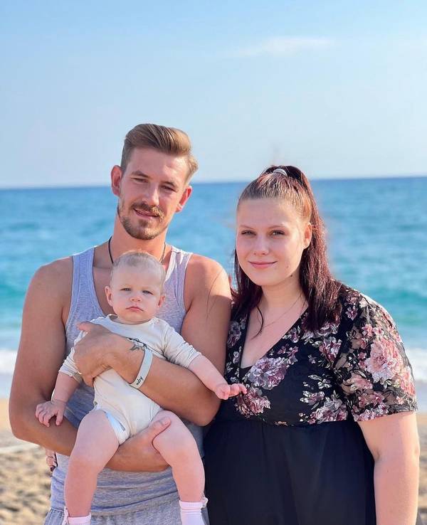 Lavinia Wolly und Tim Katzenbauer posieren mit ihrem Kind.