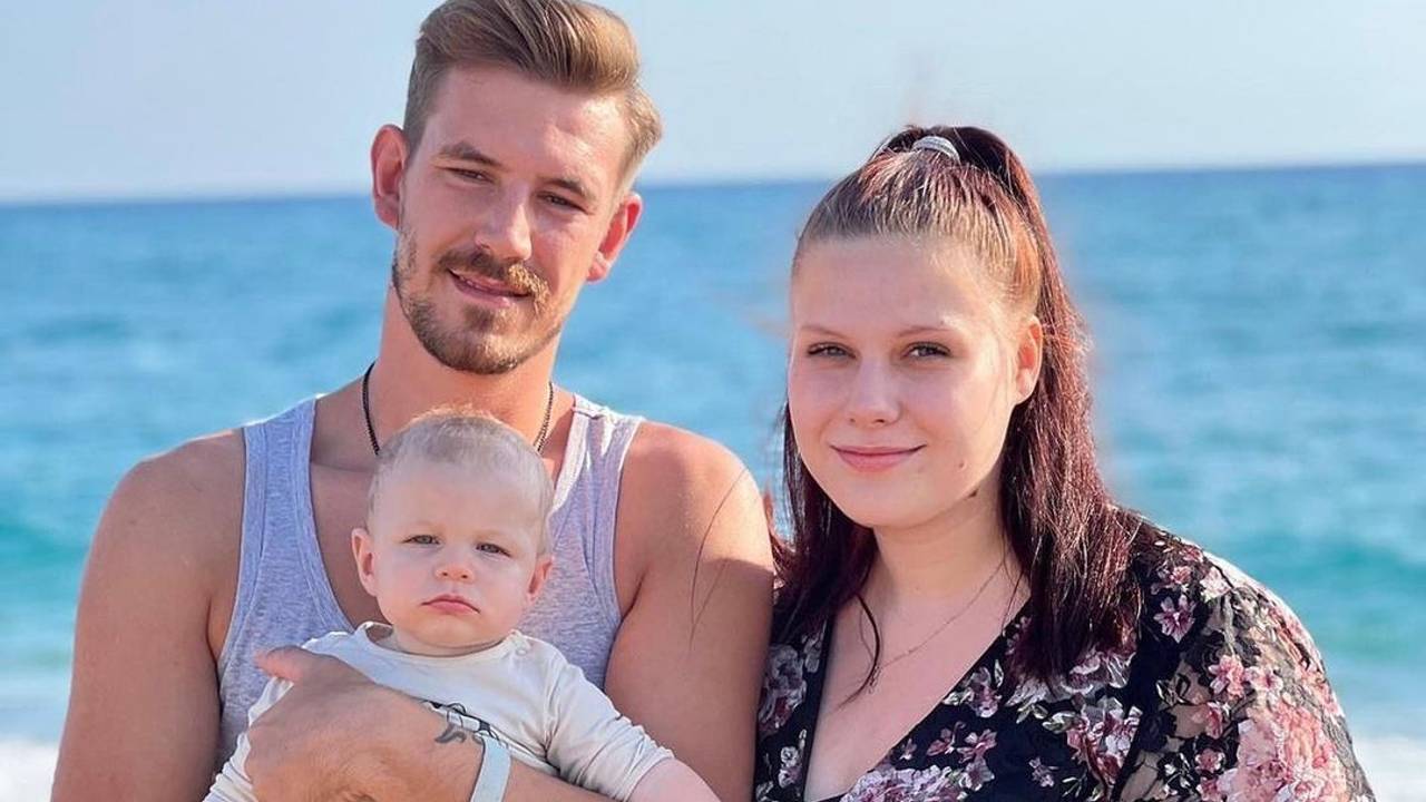 Lavinia Wolly und Tim Katzenbauer posieren mit ihrem Kind.
