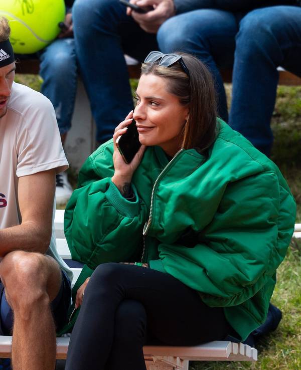 Alexander Zverev aus Deutschland und Sophia Thomalla sitzen beim Training zusammen.