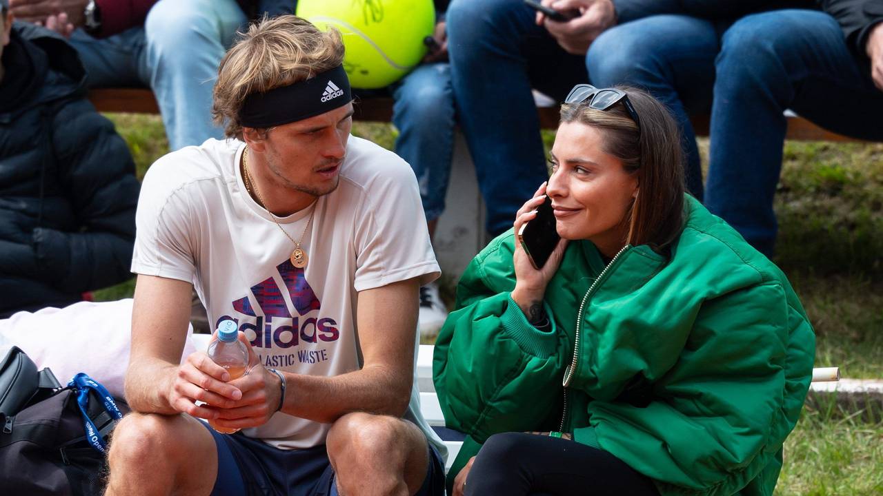 Alexander Zverev aus Deutschland und Sophia Thomalla sitzen beim Training zusammen.