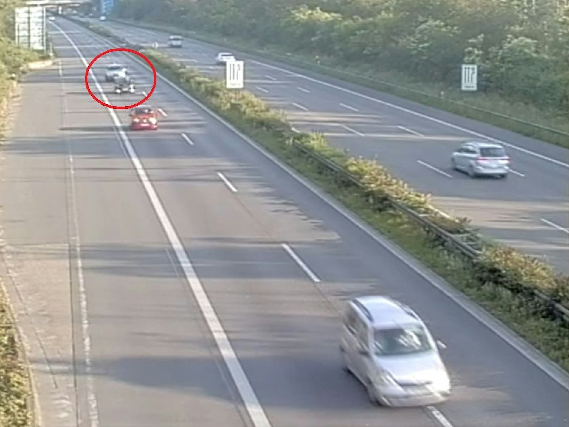 Blick bei laufendem Verkehr auf die A57 bei Köln. Auf dem Foto ist der Unfall noch nicht zu sehen.