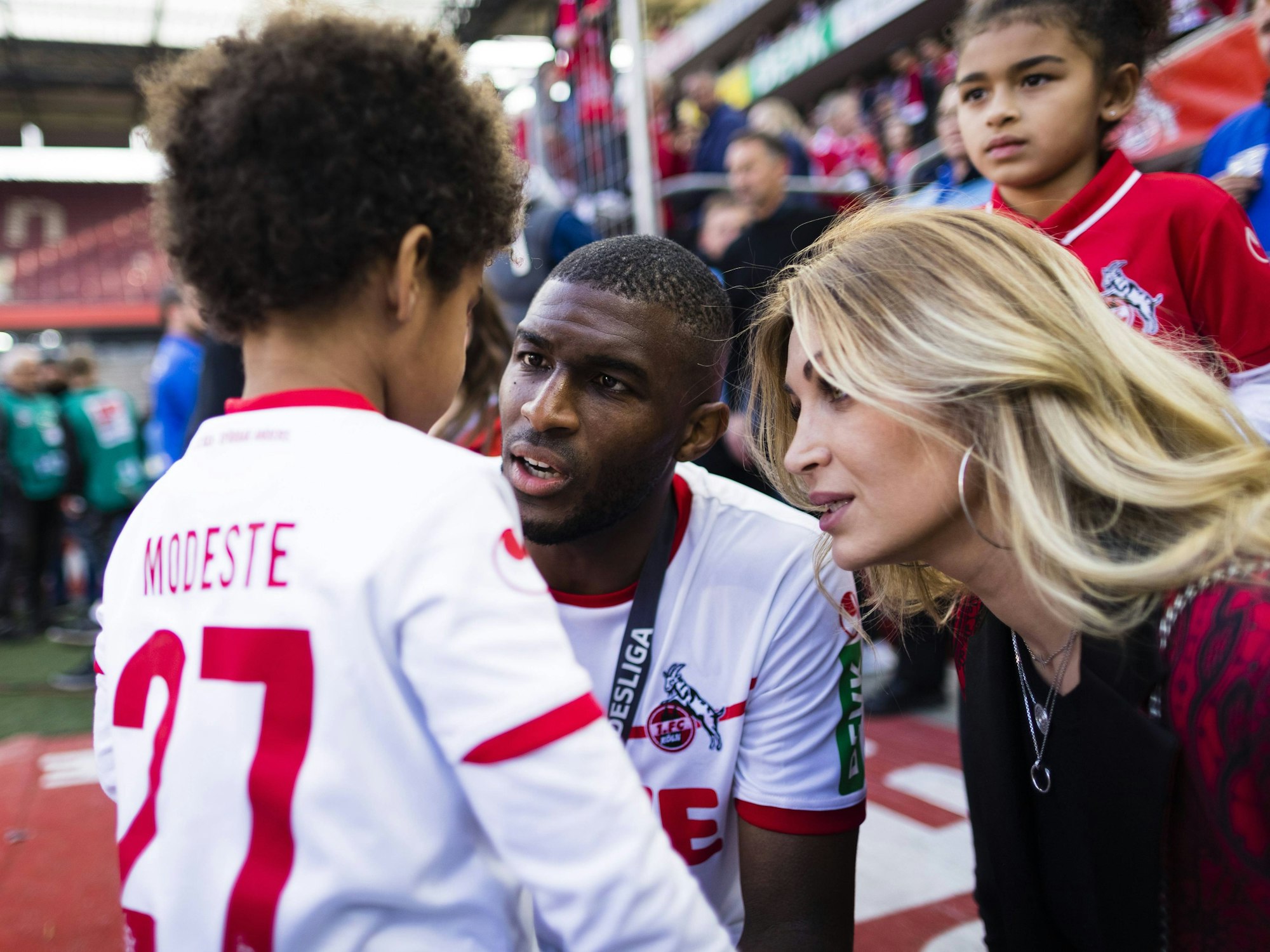 Ex-FC-Stürmer Anthony Modeste, hier am 12. Mai 2019 bei der Aufstiegs-Feier des 1. FC Köln, gemeinsam mit seiner Ehefrau Maeva und Sohn Brooklyn.