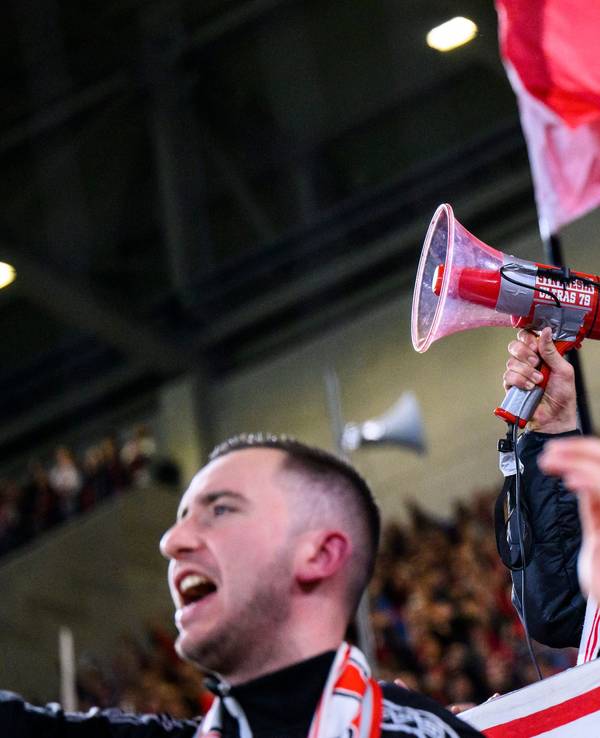Freiburgs Nils Petersen jubelt nach dem Spiel bei den Fans und wird verabschiedet.