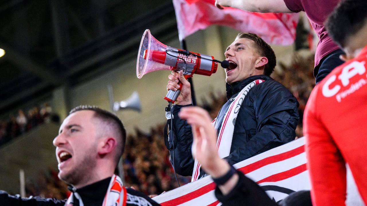 Freiburgs Nils Petersen jubelt nach dem Spiel bei den Fans und wird verabschiedet.