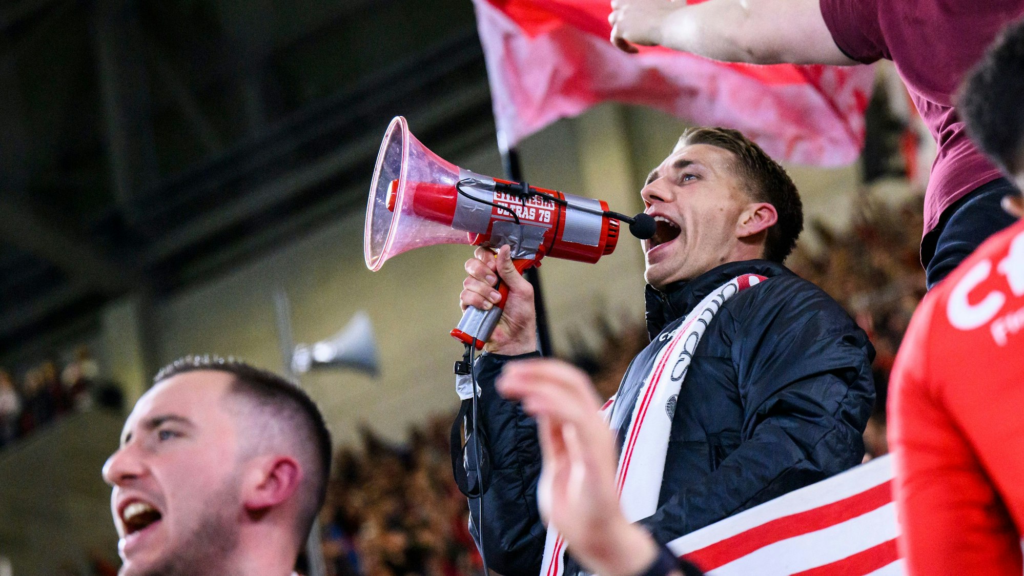 Freiburgs Nils Petersen jubelt nach dem Spiel bei den Fans und wird verabschiedet.