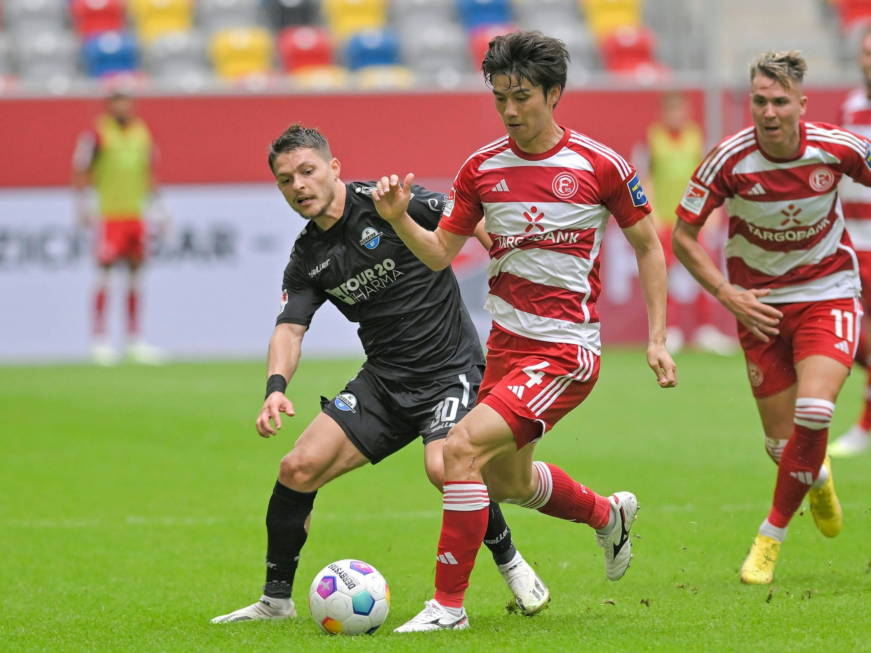Kampf um den Ball in der 2. Liga: Florent Muslija, SC Paderborn, gegen Ao Tanaka von Fortuna Düsseldorf.