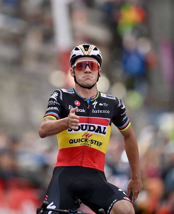 Remco Evenepoel bei der Zielankunft in Arinsal.