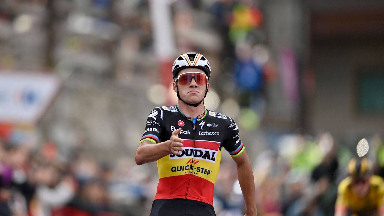 Remco Evenepoel bei der Zielankunft in Arinsal.