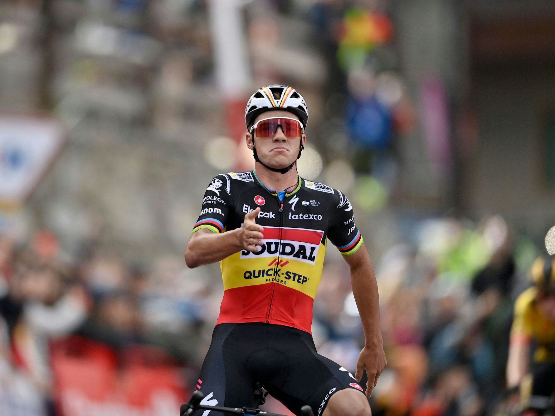 Remco Evenepoel bei der Zielankunft in Arinsal.