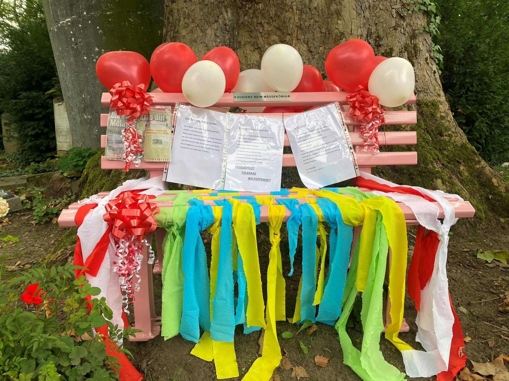 Die Bank am Grab von Dirk Bach ist wieder da und bunt geschmückt.