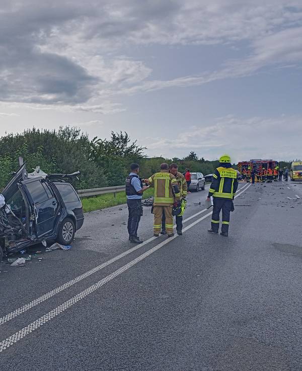 Der beschädigte Pkw nach dem Unfall auf der B56n bei Selfkant am 27. August 2023.