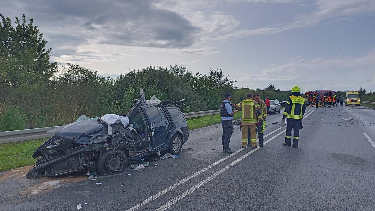 Der beschädigte Pkw nach dem Unfall auf der B56n bei Selfkant am 27. August 2023.