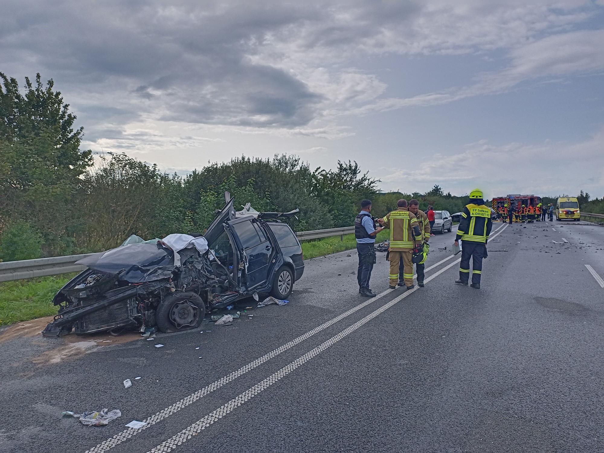 Der beschädigte Pkw nach dem Unfall auf der B56n bei Selfkant am 27. August 2023.