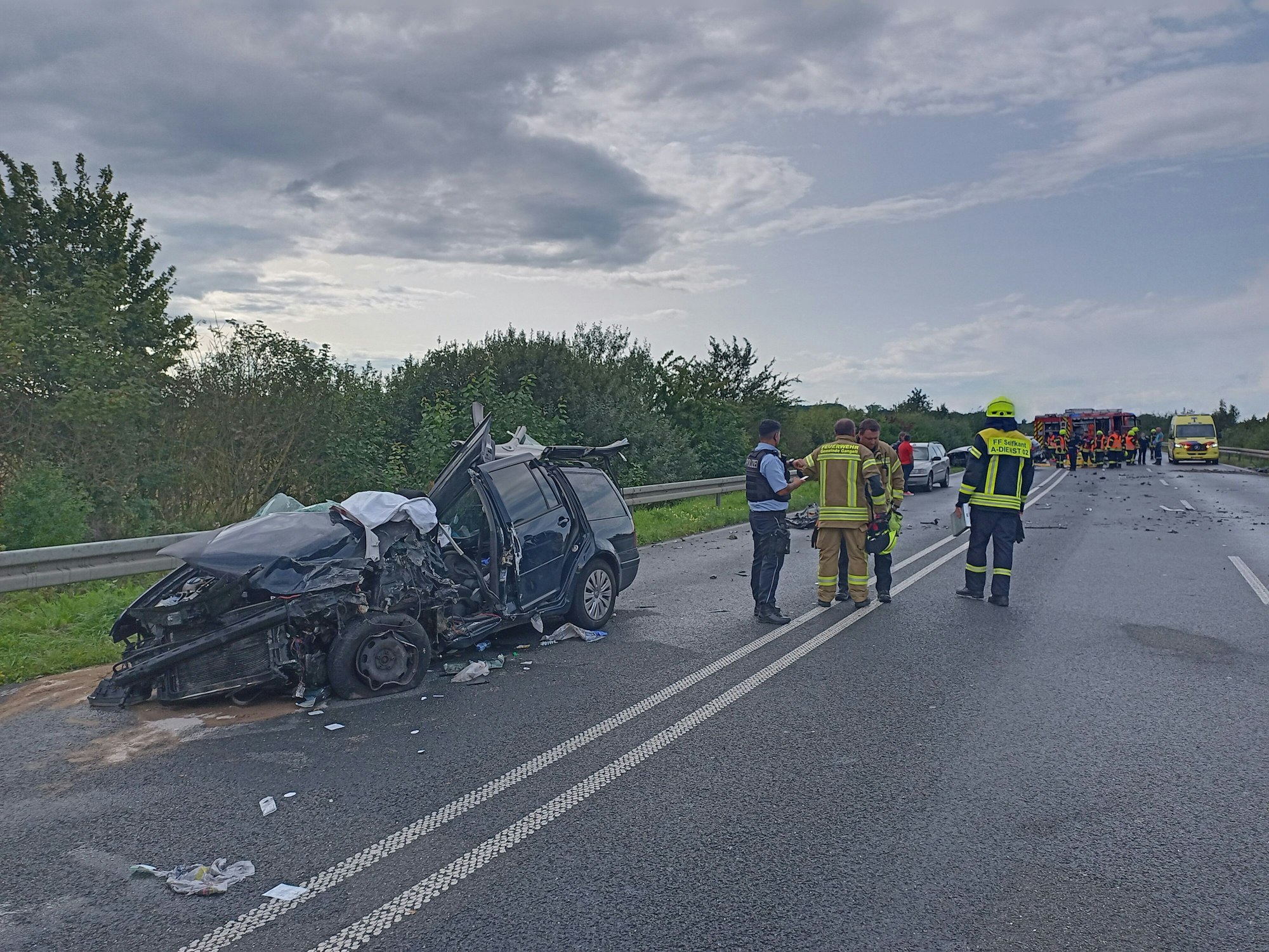 Der beschädigte Pkw nach dem Unfall auf der B56n bei Selfkant am 27. August 2023.