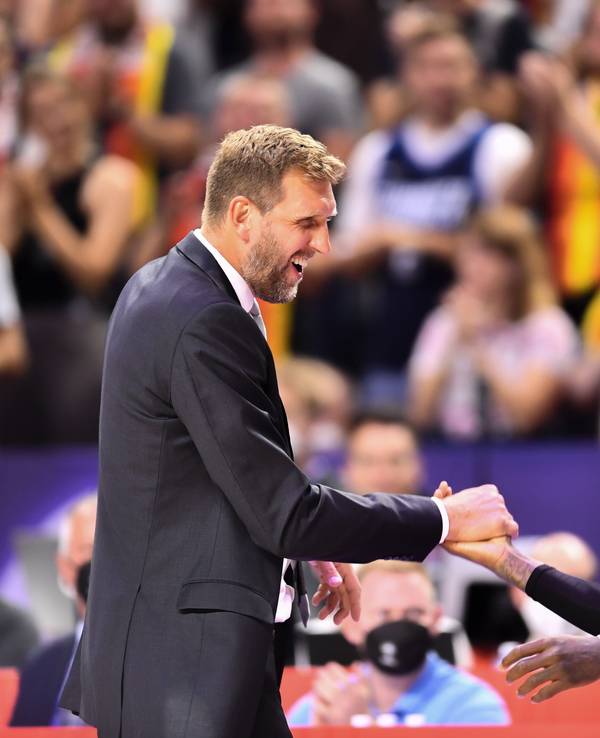 Dirk Nowitzki und Dennis Schröder klatschen im Rahmen des EM-Spiels gegen Frankreich am 01. September 2022 in der Lanxess Arena in Köln ab.