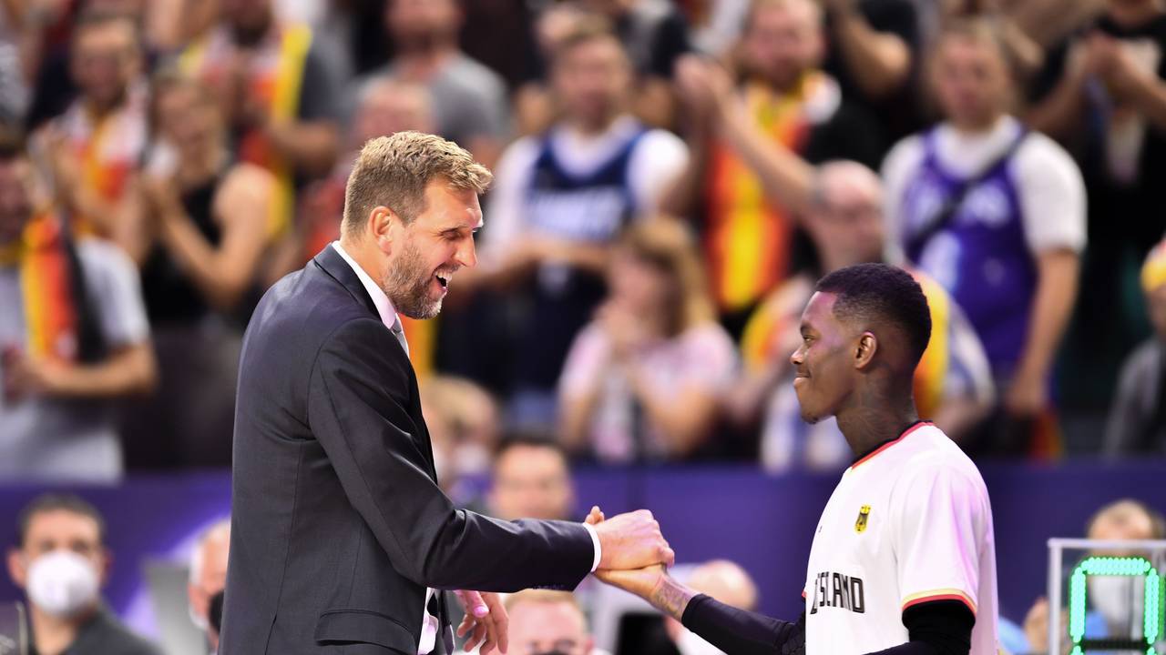 Dirk Nowitzki und Dennis Schröder klatschen im Rahmen des EM-Spiels gegen Frankreich am 01. September 2022 in der Lanxess Arena in Köln ab.