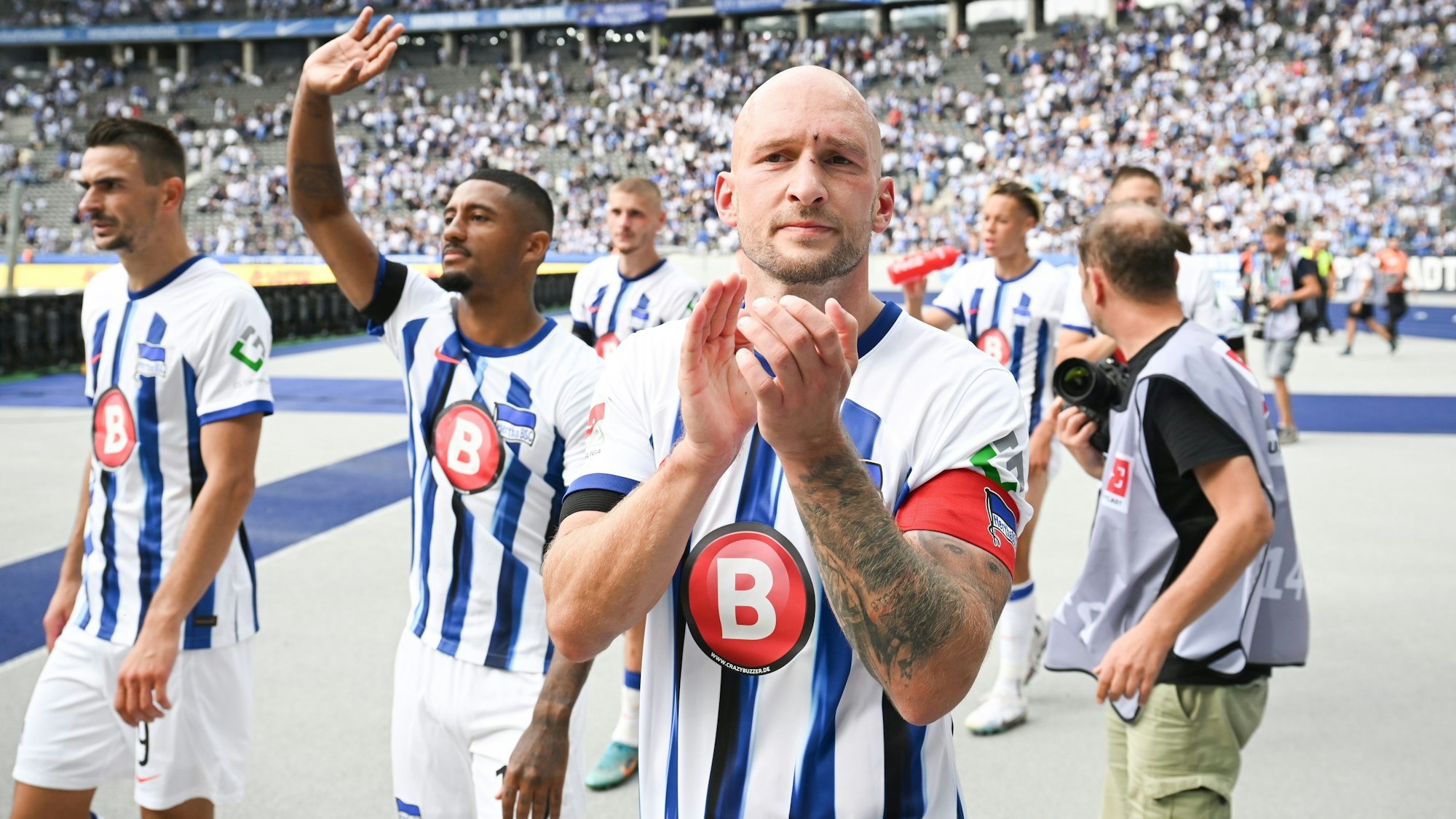 Toni Leistner klatscht nach dem Sieg von Hertha BSC in der 2. Bundesliga in Richtung der eigenen Fans.