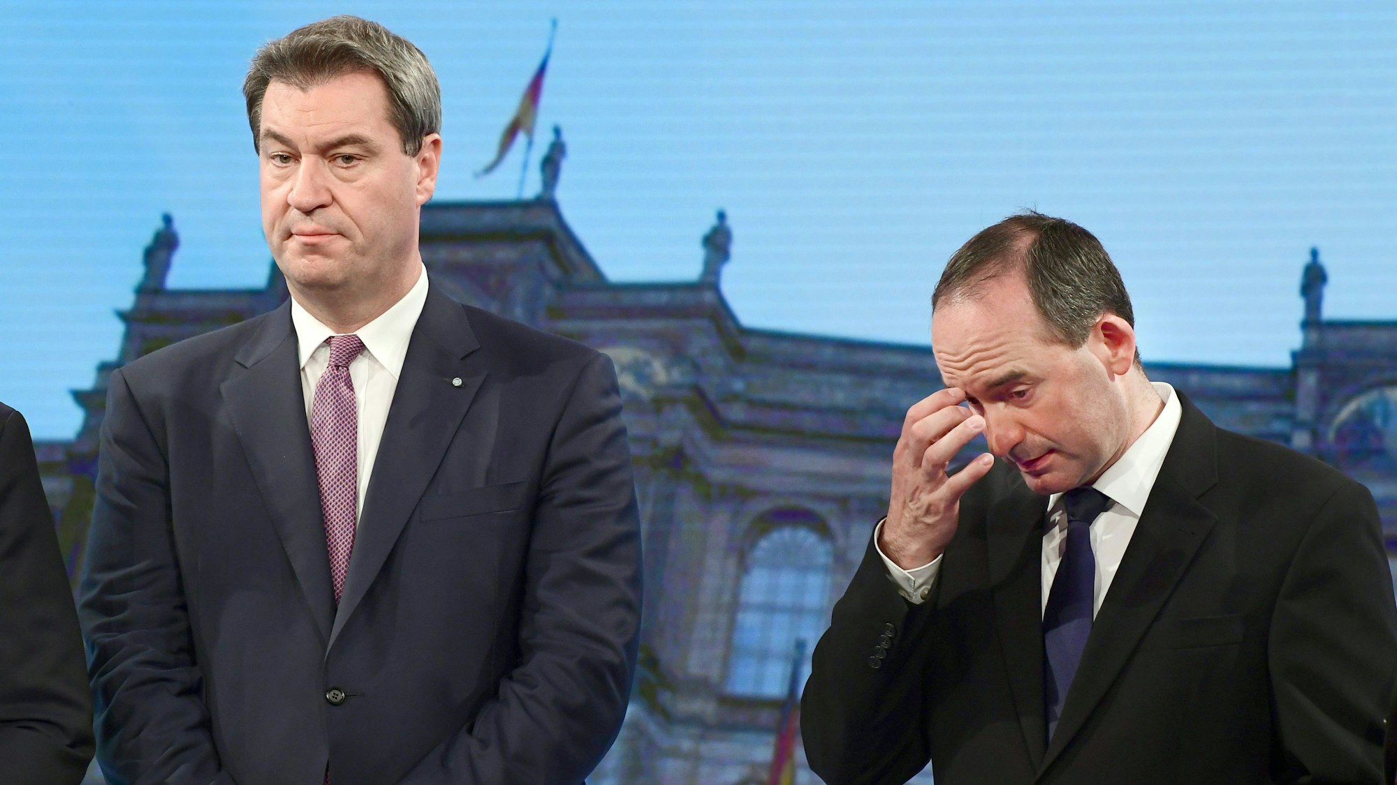 Markus Söder (CSU, l.), Ministerpräsident von Bayern, steht 2018 neben Hubert Aiwanger: In den Fall um das antisemitische Flugblatt und den bayerischen Vize-Landeschef Aiwanger schaltet sich nun auch der Bundeskanzler ein.