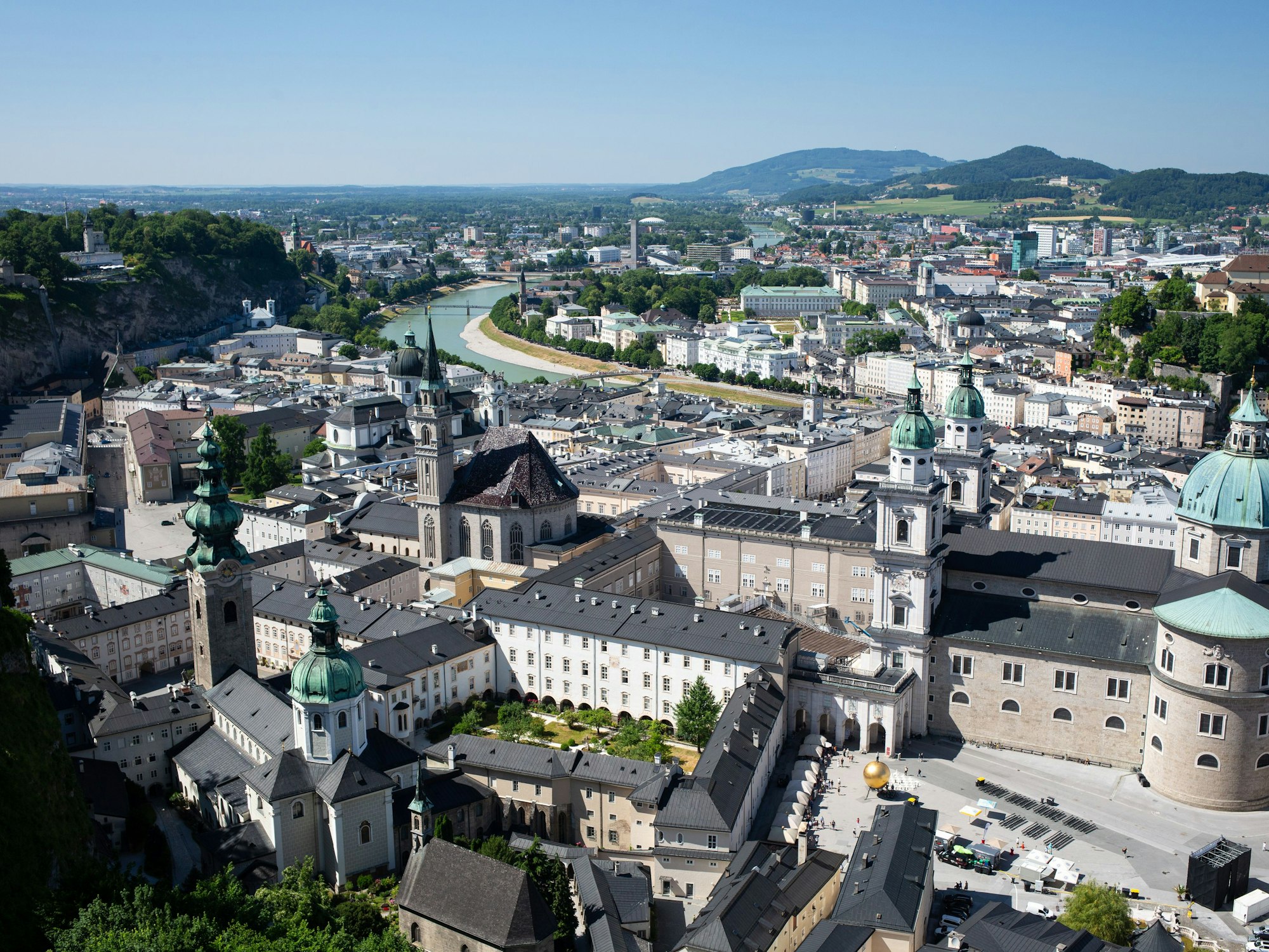 Von der Festung aus kann man auf die Stadt mit dem Salzburger Dom und der Erzabtei im Vordergrund schauen.