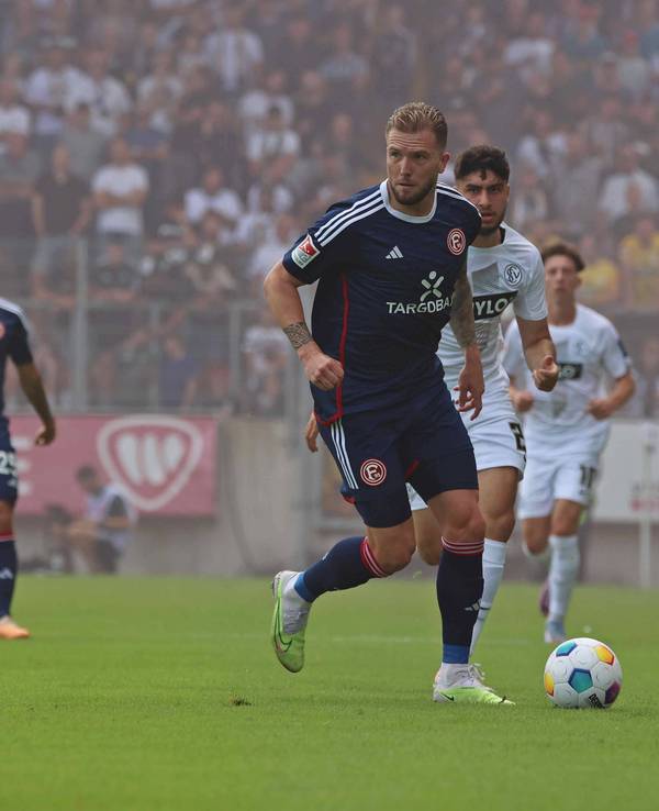 Andre Hoffmann im Spiel der Fortuna in Elversberg am Ball.