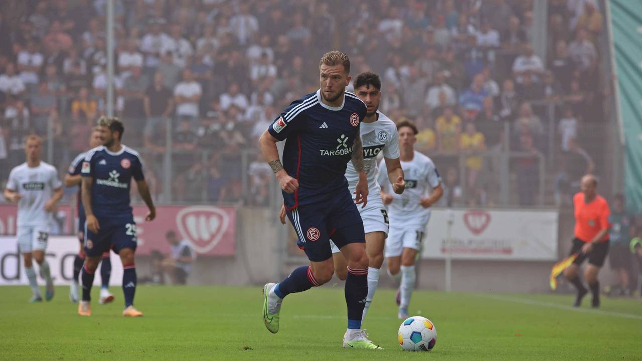 Andre Hoffmann im Spiel der Fortuna in Elversberg am Ball.