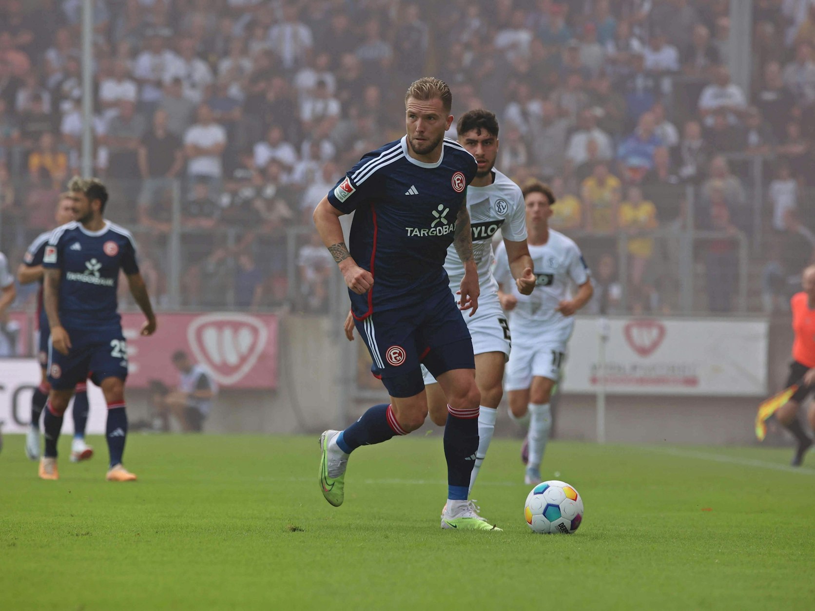 Andre Hoffmann im Spiel der Fortuna in Elversberg am Ball.