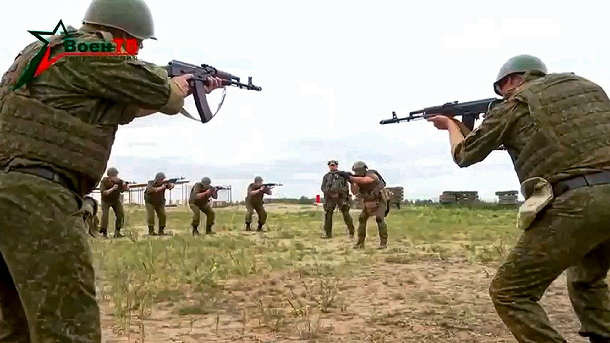Das Foto vom belarussischen Verteidigungsministerium, das am 14. Juli 2023 zur Verfügung gestellt wurde, zeigt belarussische Soldaten, die an einer Ausbildung durch Wagner-Söldner in der Nähe des Dorfes Tsel (etwa 90 Kilometer südöstlich von Minsk) teilnehmen.