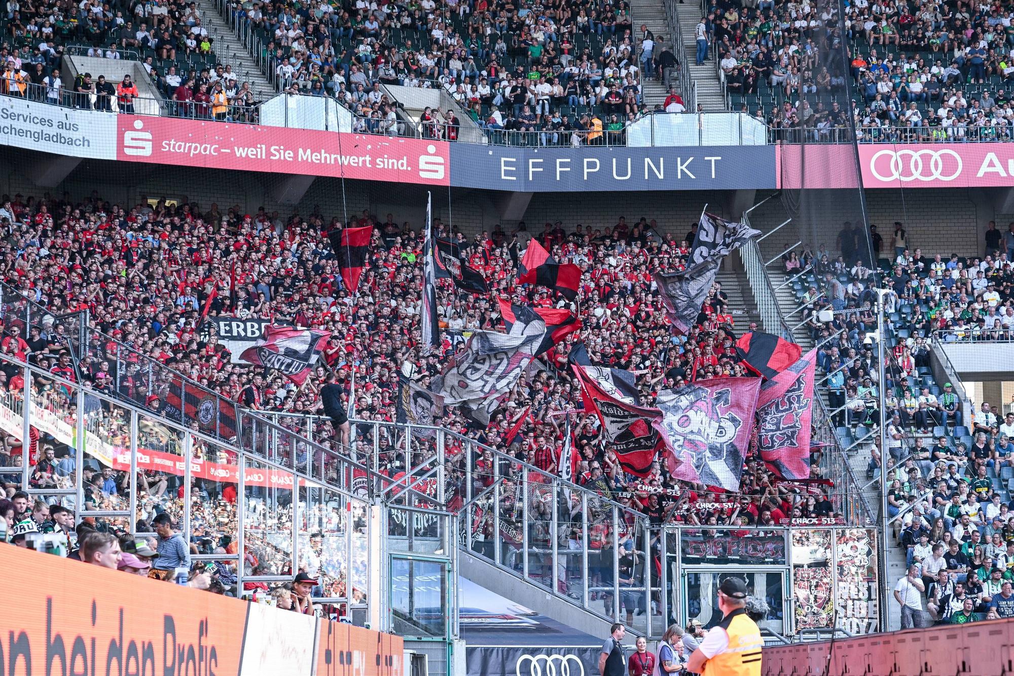 Die Fans von Bayer Leverkusen beim 3:0 gegen Borussia Mönchengladbach am 26. August 2023.
