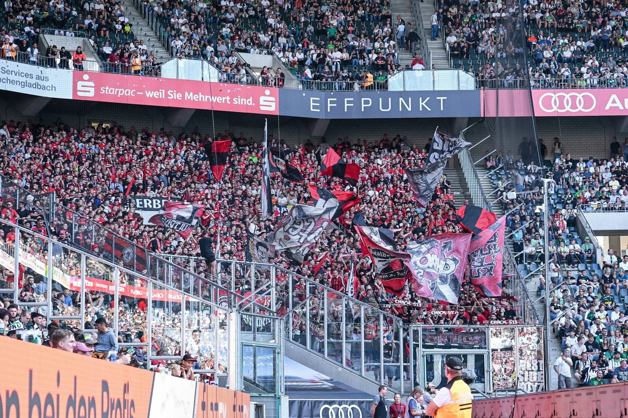 Die Fans von Bayer Leverkusen beim 3:0 gegen Borussia Mönchengladbach am 26. August 2023.