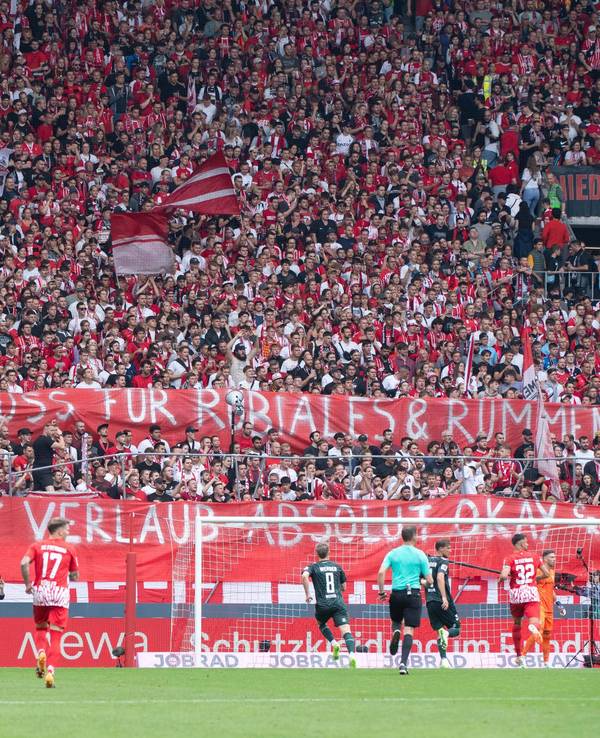 Die Fans des SC Freiburg positionierten sich mit einem Spruchband deutlich gegen den spanischen Verbandsboss Luis Rubiales nach seiner Kuss-Attacke.