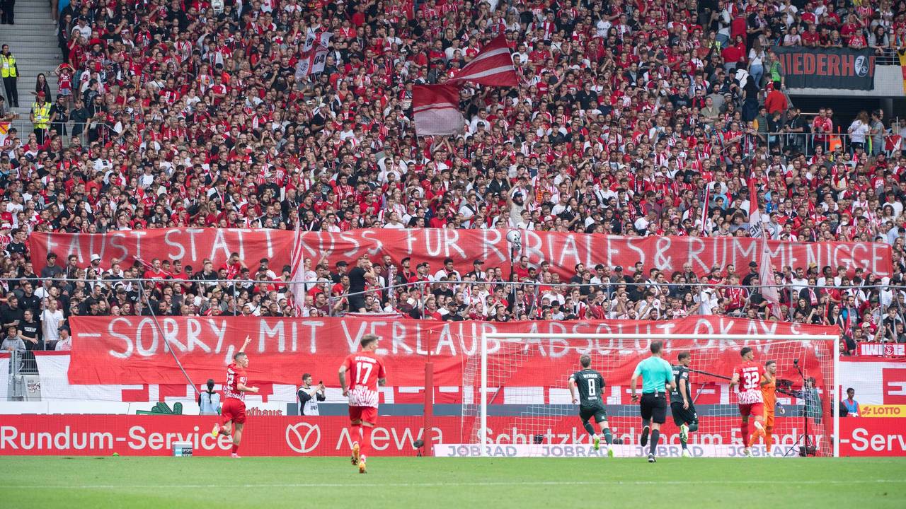 Die Fans des SC Freiburg positionierten sich mit einem Spruchband deutlich gegen den spanischen Verbandsboss Luis Rubiales nach seiner Kuss-Attacke.