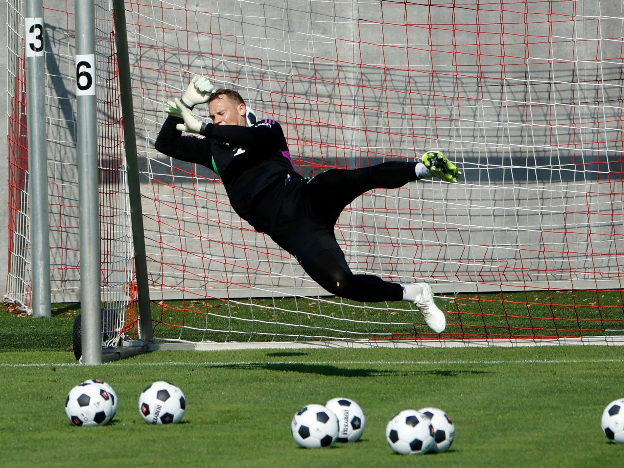 Manuel Neuer mit einer Parade im Training.