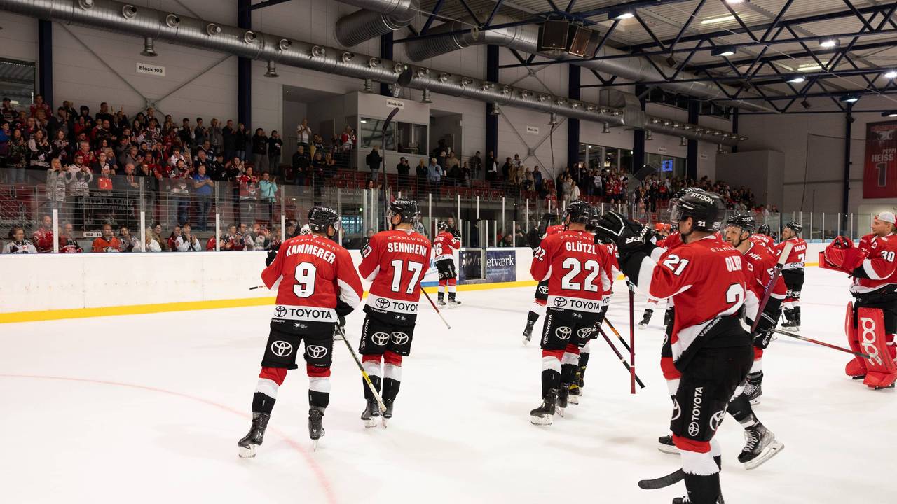 Testspiel der Kölner Haie gegen Löwen Frankfurt: Die KEC-Spieler applaudieren den Fans.