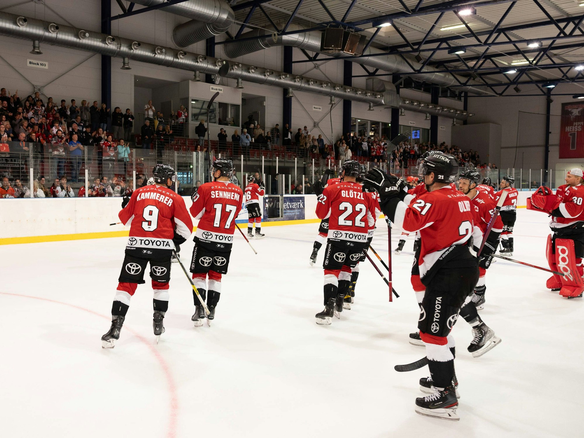Testspiel der Kölner Haie gegen Löwen Frankfurt: Die KEC-Spieler applaudieren den Fans.