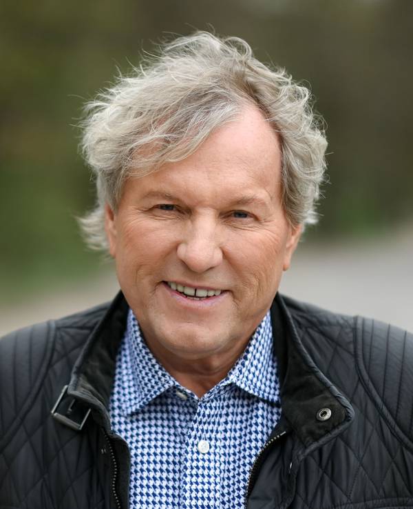 Bernhard Brink lächelt.