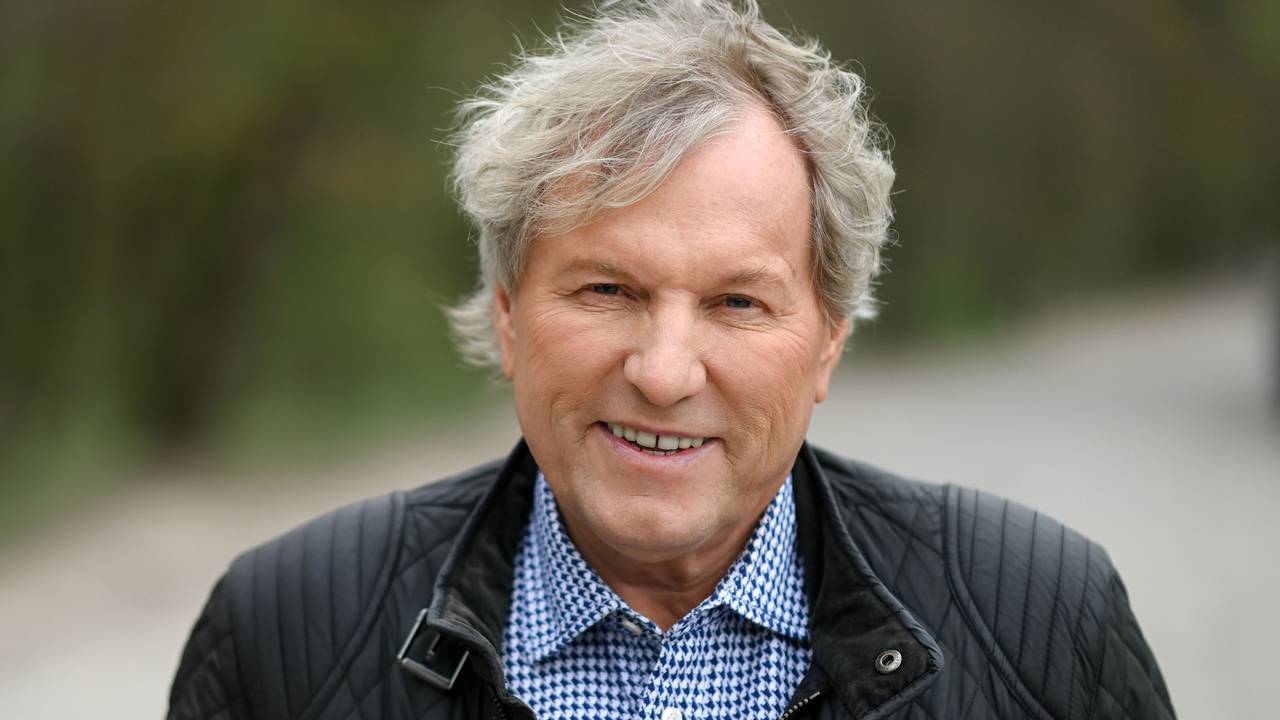 Bernhard Brink lächelt.