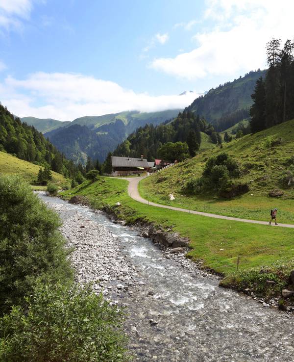 Zwei Menschen wandern im Rappenalptal.