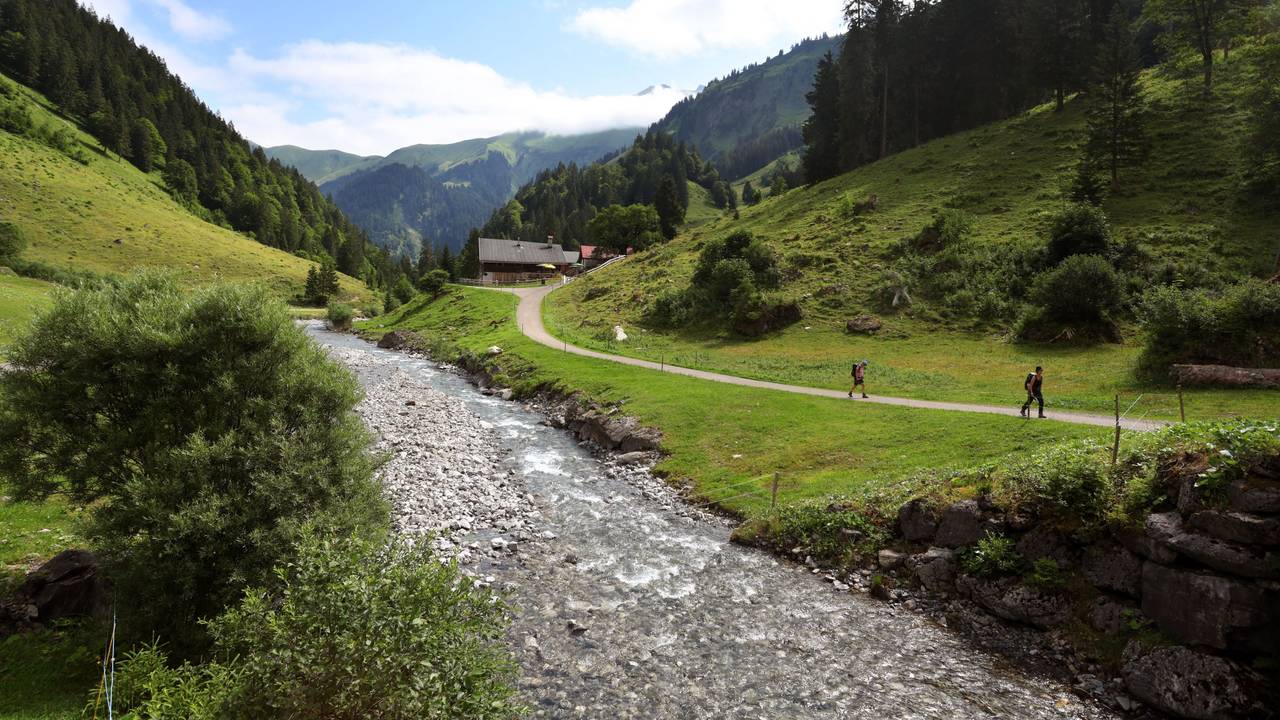 Zwei Menschen wandern im Rappenalptal.