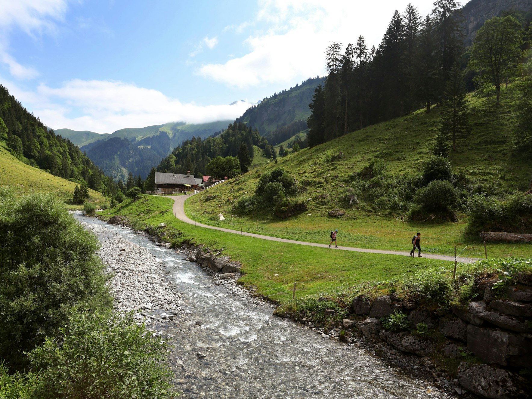 Zwei Menschen wandern im Rappenalptal.