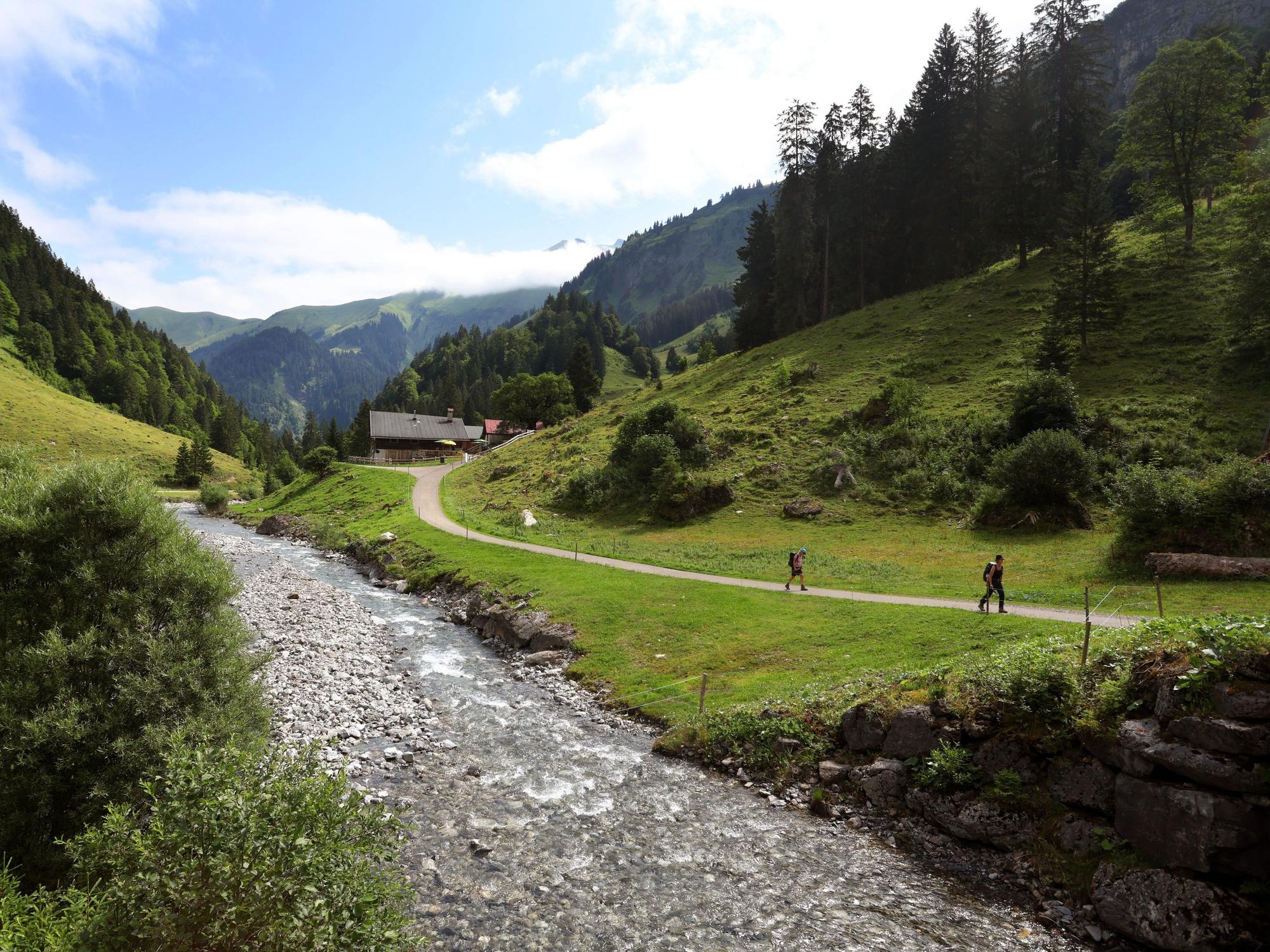 Zwei Menschen wandern im Rappenalptal.