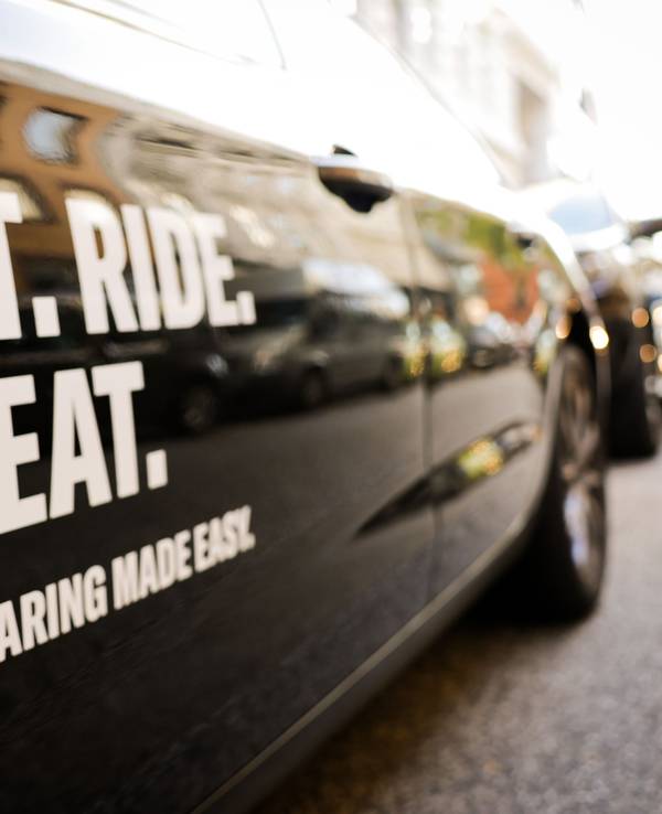 Ein Auto des Carsharing-Anbieters Miles parkt am Straßenrand.
