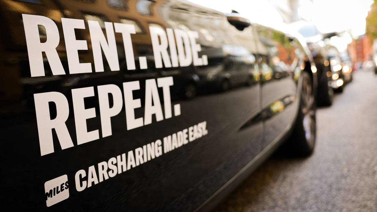 Ein Auto des Carsharing-Anbieters Miles parkt am Straßenrand.