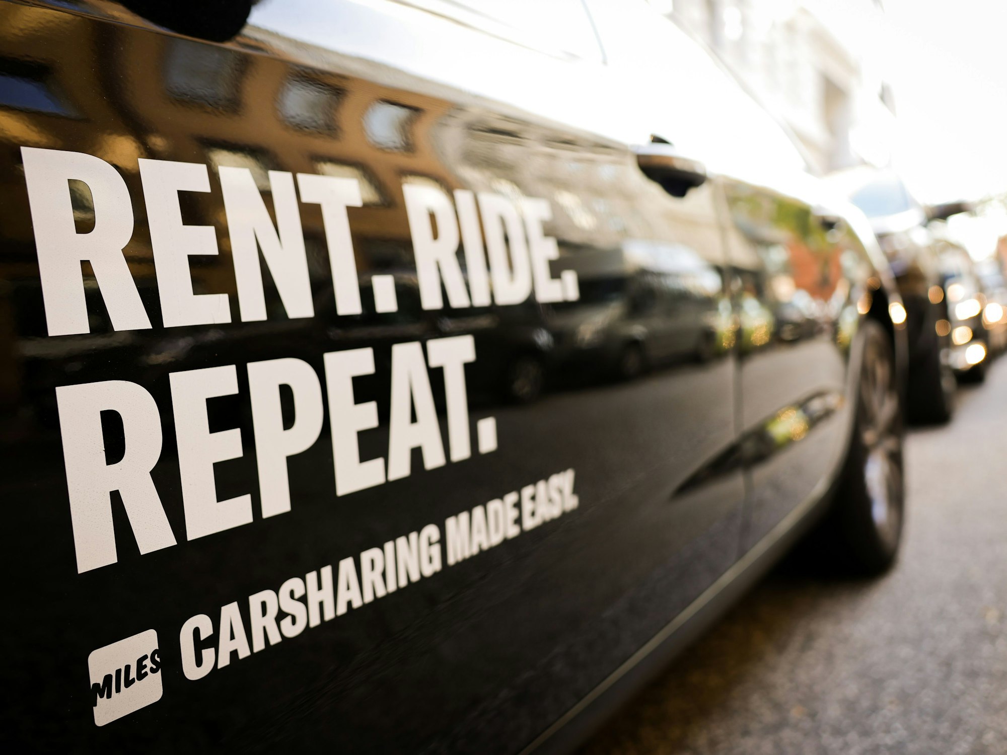 Ein Auto des Carsharing-Anbieters Miles parkt am Straßenrand.