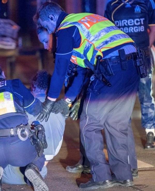 Die Polizei sichert einen Tatverdächtigen.
