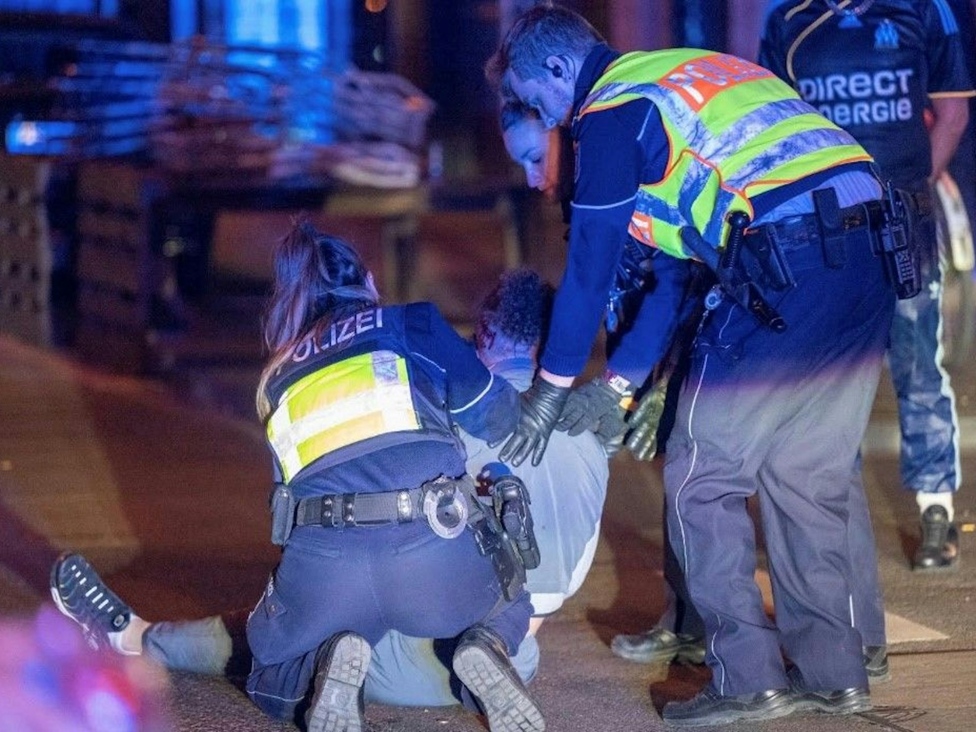 Die Polizei sichert einen Tatverdächtigen.