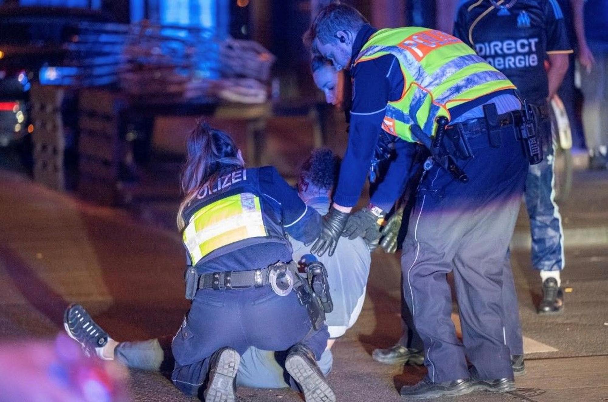 Die Polizei sichert einen Randalierer