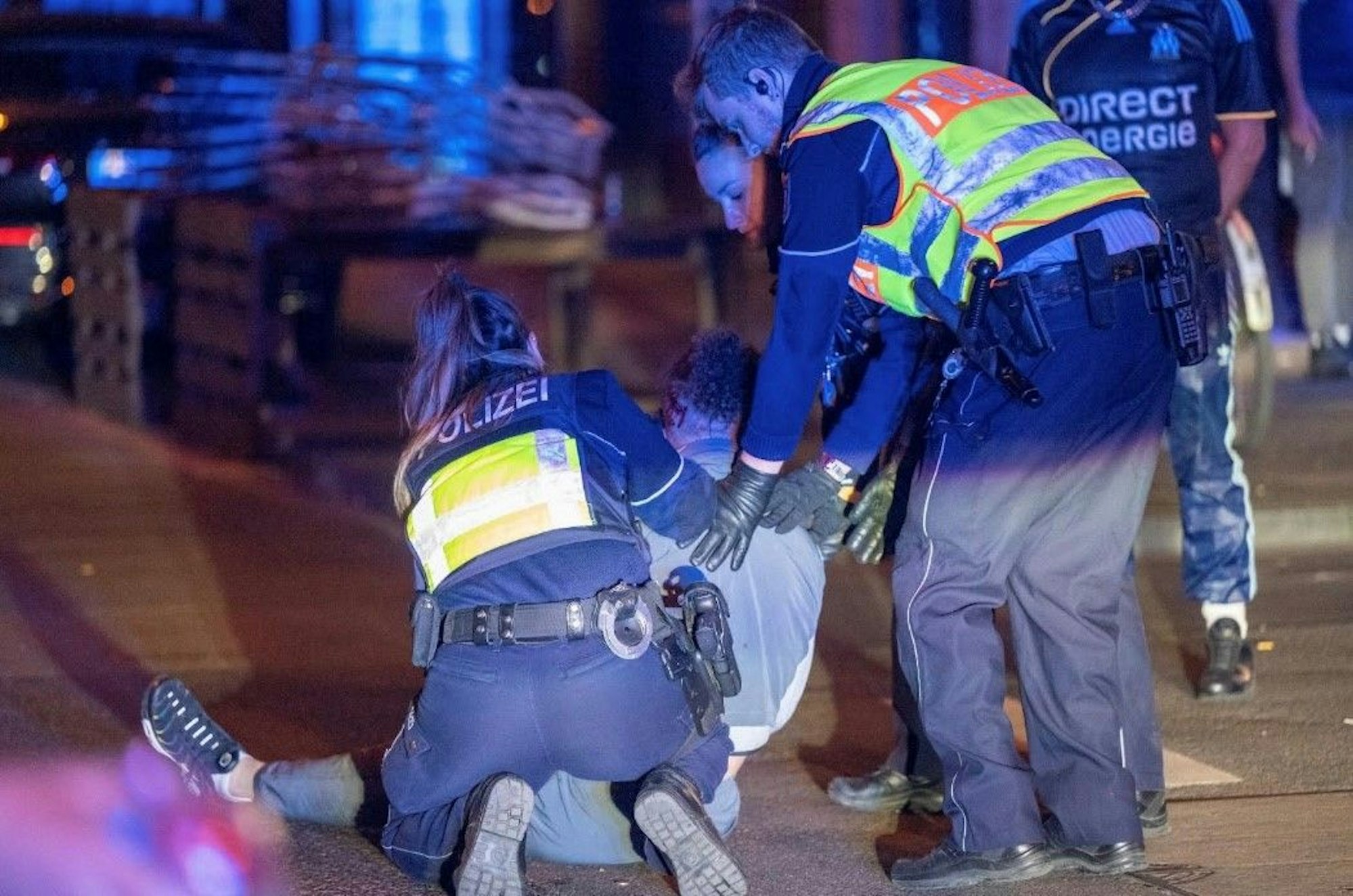 Die Polizei sichert einen Randalierer