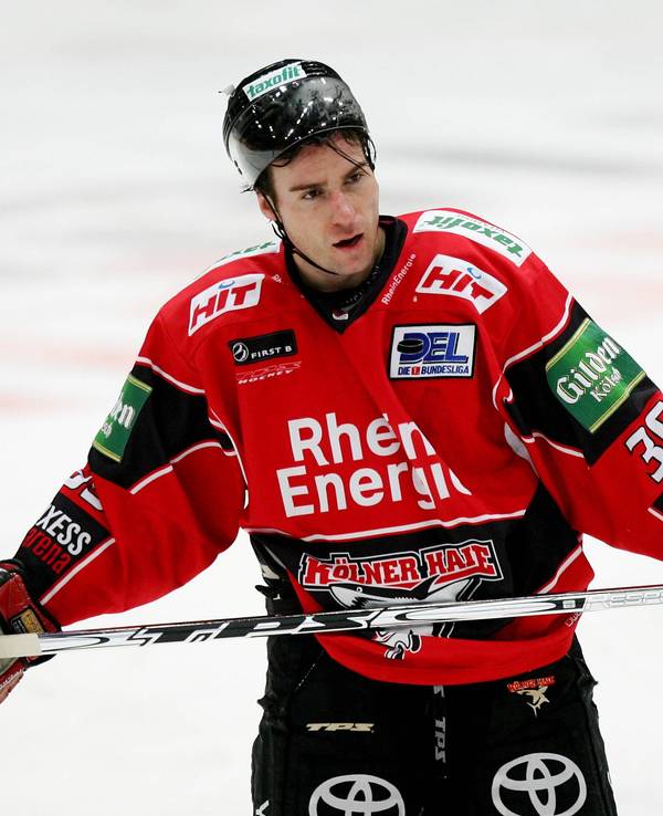 Eishockey-Profi Andreas Renz auf dem Eis in Köln.