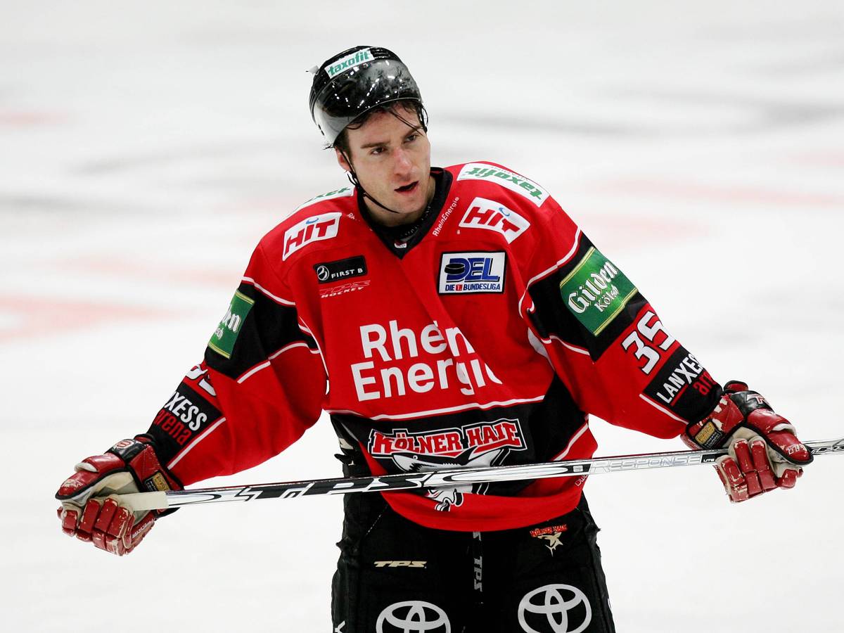 Eishockey-Profi Andreas Renz auf dem Eis in Köln.