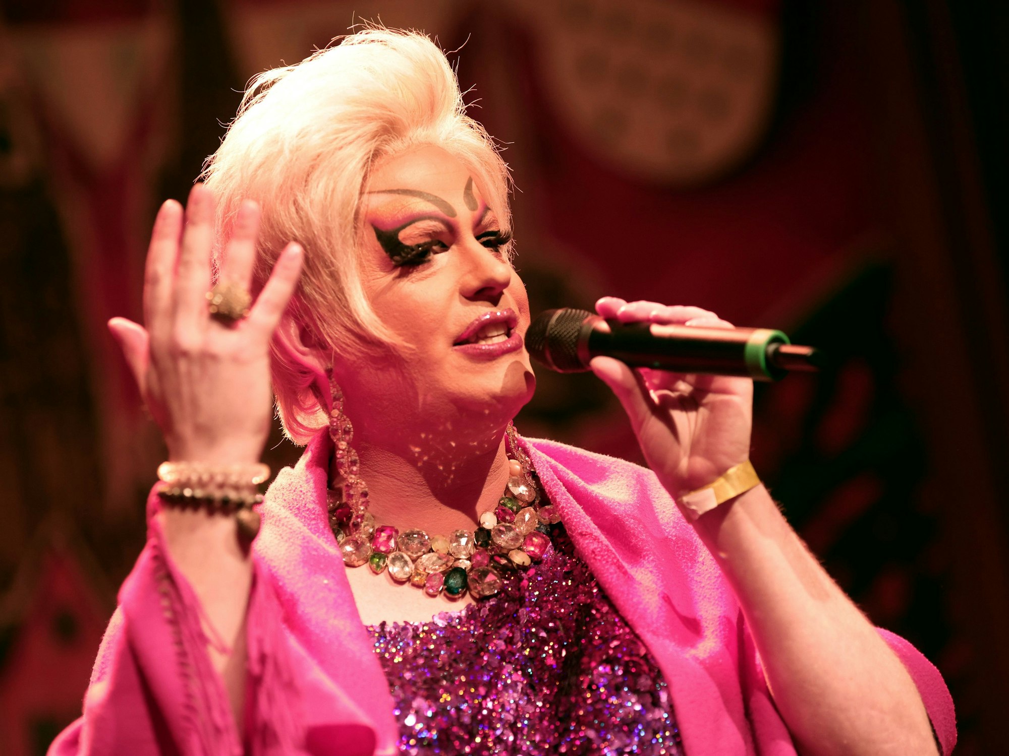 Moderatorin Julie Voyage und der Loop & Hecker Saalkapelle in der Stadthalle Mülheim in Köln.